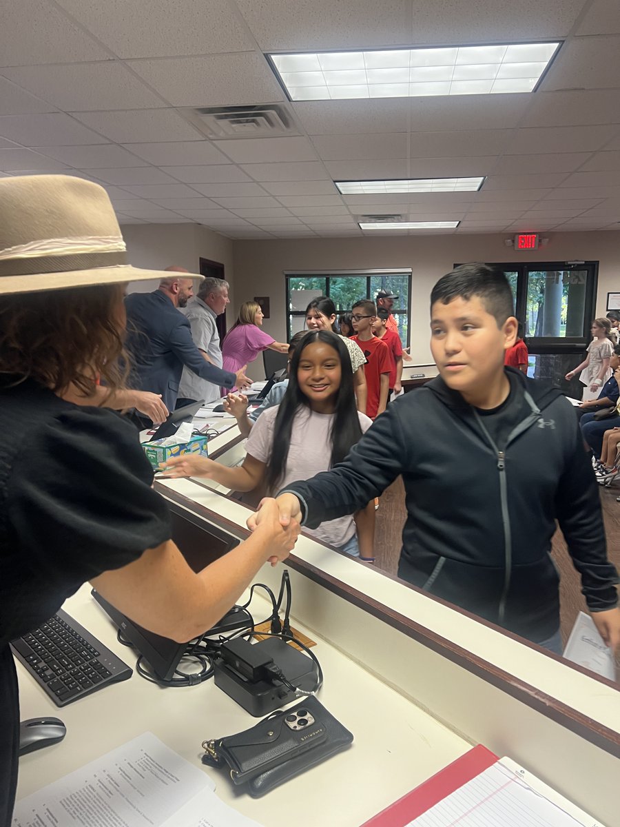 Our fifth-grade Dual Language students earned high school LOTE credit, showing bilingual skills, academic excellence, and setting a strong example for future Splendora ISD learners.
#OurSchoolsOurStory #CultivatingExceptionalPeople