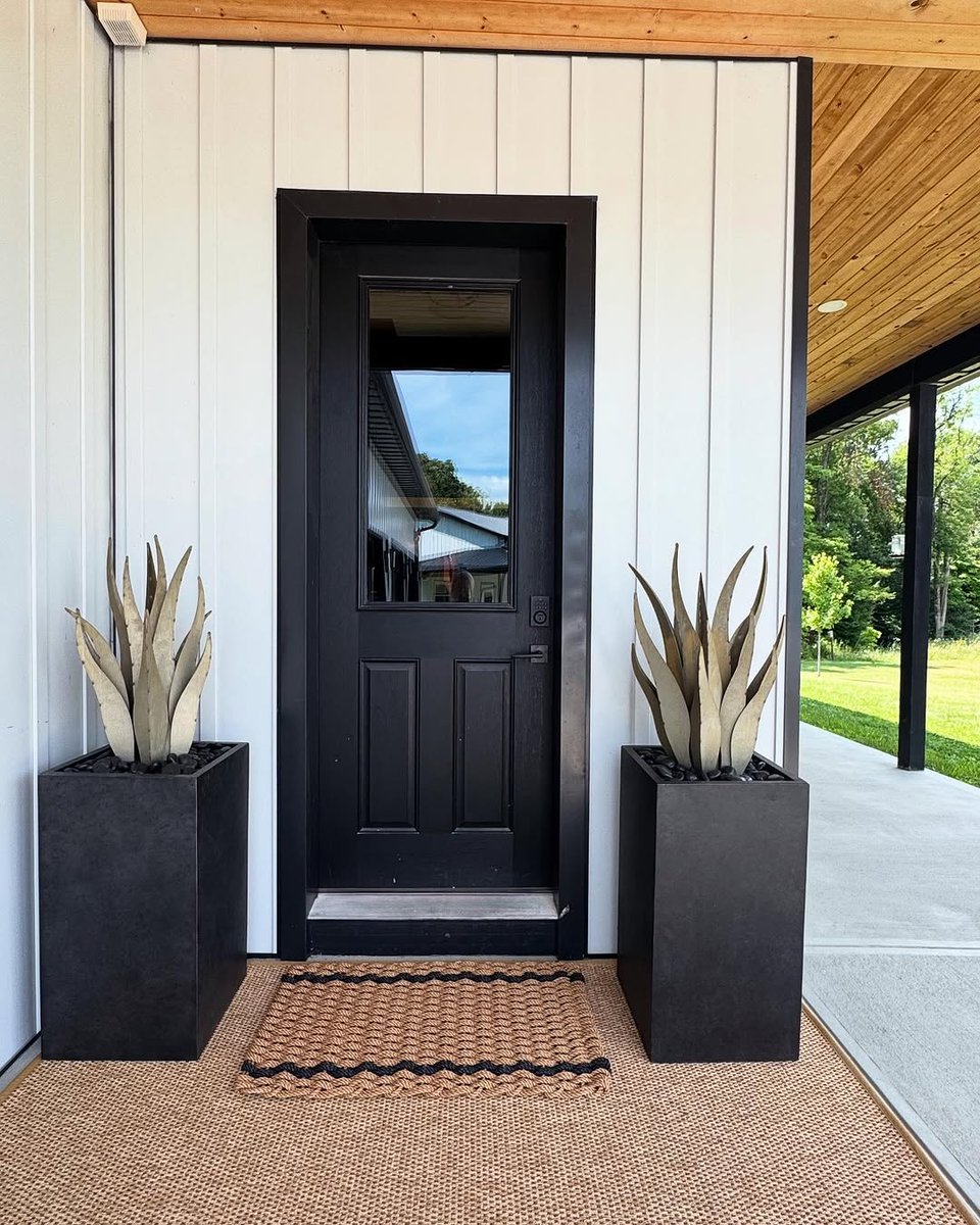 SisalRugsDirect's tweet image. We are loving seeing all your spaces! Keep sharing these great photos with us! 

@halle_haste

Front porch refresh, and I&apos;m so in love with it! The sisal rug and lobster rope rug really warm up the space and compliment the wood covered porch. #frontporchdecor