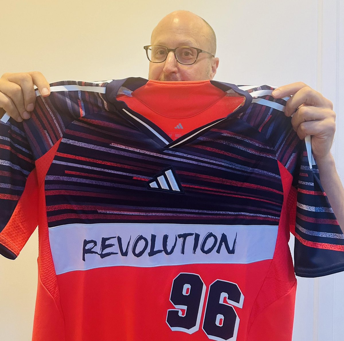 MenInBlazers's tweet image. WIN THIS NEW ENGLAND REVOLUTION SHIRT 🔥
We're giving away this @NERevolution Archive jersey – a salute to the OG MLS club's '90s roots
SUBSCRIBE TO OUR RAVEN NEWSLETTER TO ENTER 📫: mibcourage.co/44TWHAP