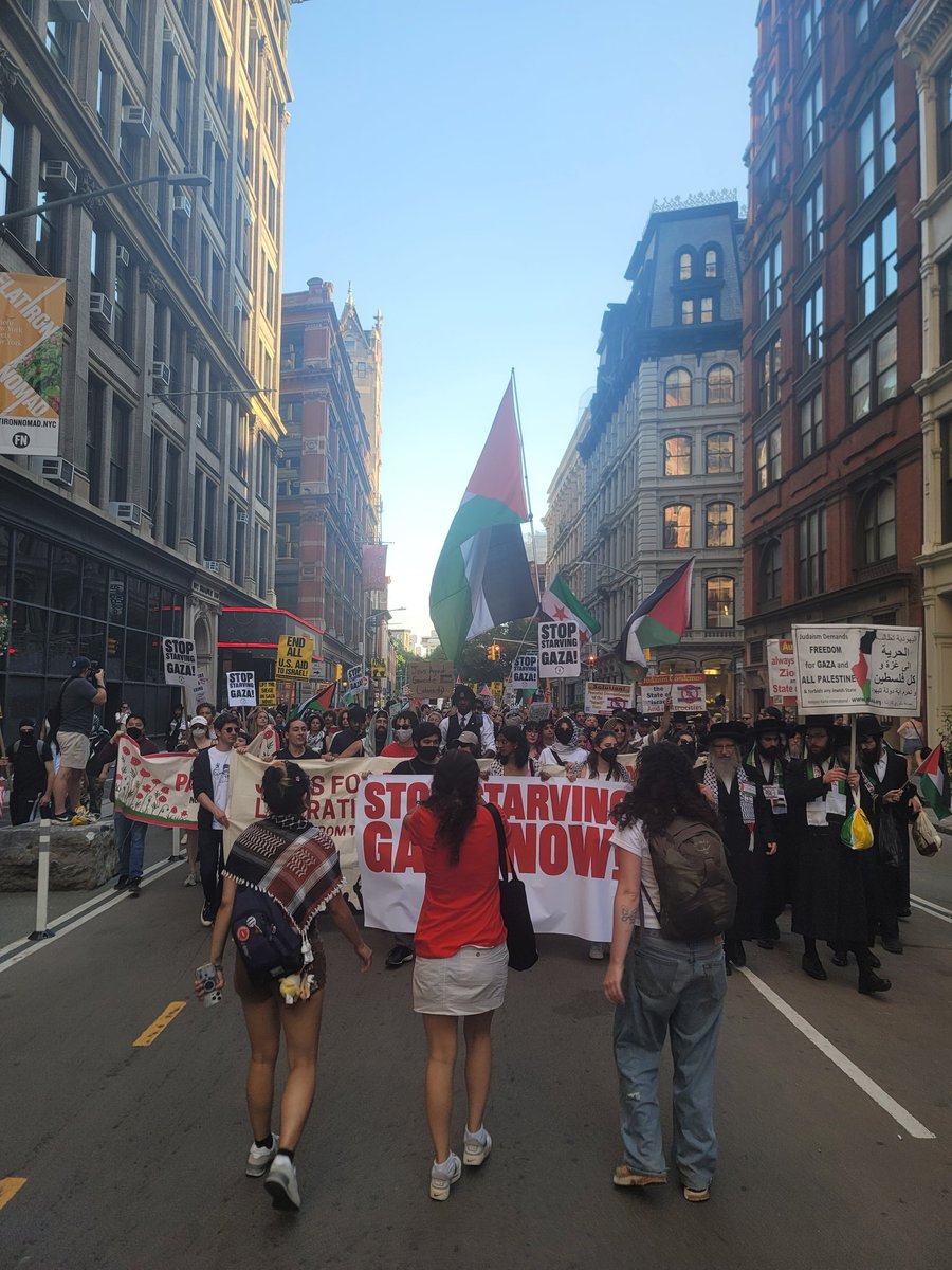 patrickdehahn's tweet image. A pro-Palestine protest calling to "stop starving Gaza now" is now marching uptown on Broadway in Manhattan after Palestinians, humanitarians, and doctors in Gaza report an hunger crisis amid Israeli control on aid