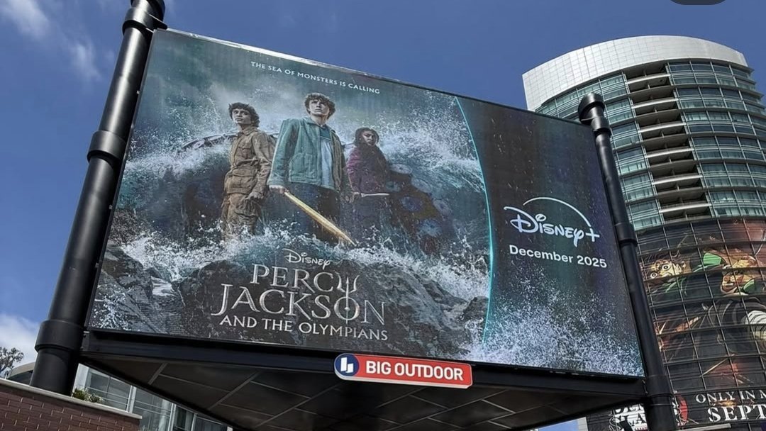 oraculosemideus's tweet image. O MAR DE MONSTROS CHAMA!
Banner de divulgação da S02 de "Percy Jackson e os Olimpianos" presente na SDCC, com o nosso trio