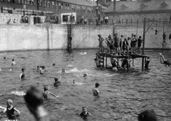 LiterateIndy's tweet image. It's going to be so hot again, maybe we should plan on taking a dip in the swimming pool at Delaware and South Street in 1912, which was originally a gas plant:
indystar.com/story/news/his…
(Bass Photo Co Collection, Indiana Historical Society)