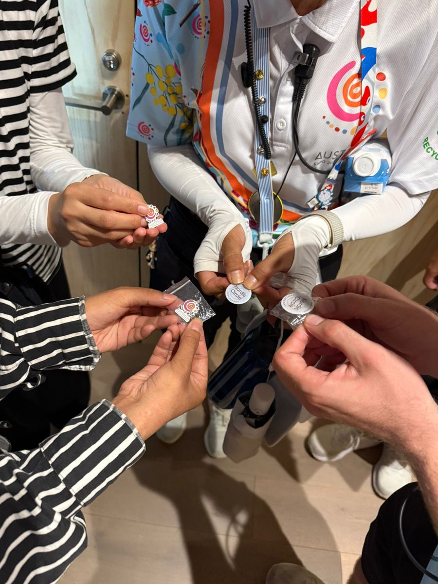 nordicexpo2025's tweet image. ✨オーストラリアパビリオンのガイドチームが北欧パビリオンを訪れてくれました 🎉
オーストラリアと北欧は地球の反対側にあるほど遠く、例えばアイスランドからオーストラリアまでは30時間以上のフライト!🌏✈️ここでは歩いてわずか10分で行き来できるのは、まさに万博ならではの出会いですね。…