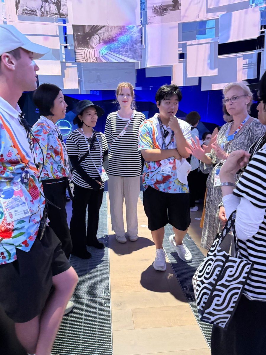 nordicexpo2025's tweet image. ✨オーストラリアパビリオンのガイドチームが北欧パビリオンを訪れてくれました 🎉
オーストラリアと北欧は地球の反対側にあるほど遠く、例えばアイスランドからオーストラリアまでは30時間以上のフライト!🌏✈️ここでは歩いてわずか10分で行き来できるのは、まさに万博ならではの出会いですね。…