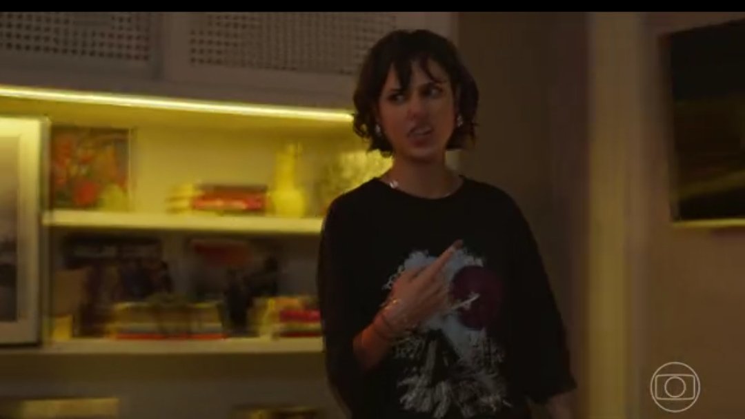 luanziie's tweet image. não aguento que eles moram em uma mansão e não tem um quarto pra ayla ficar e ela tem que dormir junto com a Nina #donademim