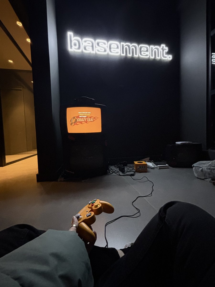 siempre son entretenidas las visitas a <a href="/basementstudio/">basement.studio</a> 🚖🖤