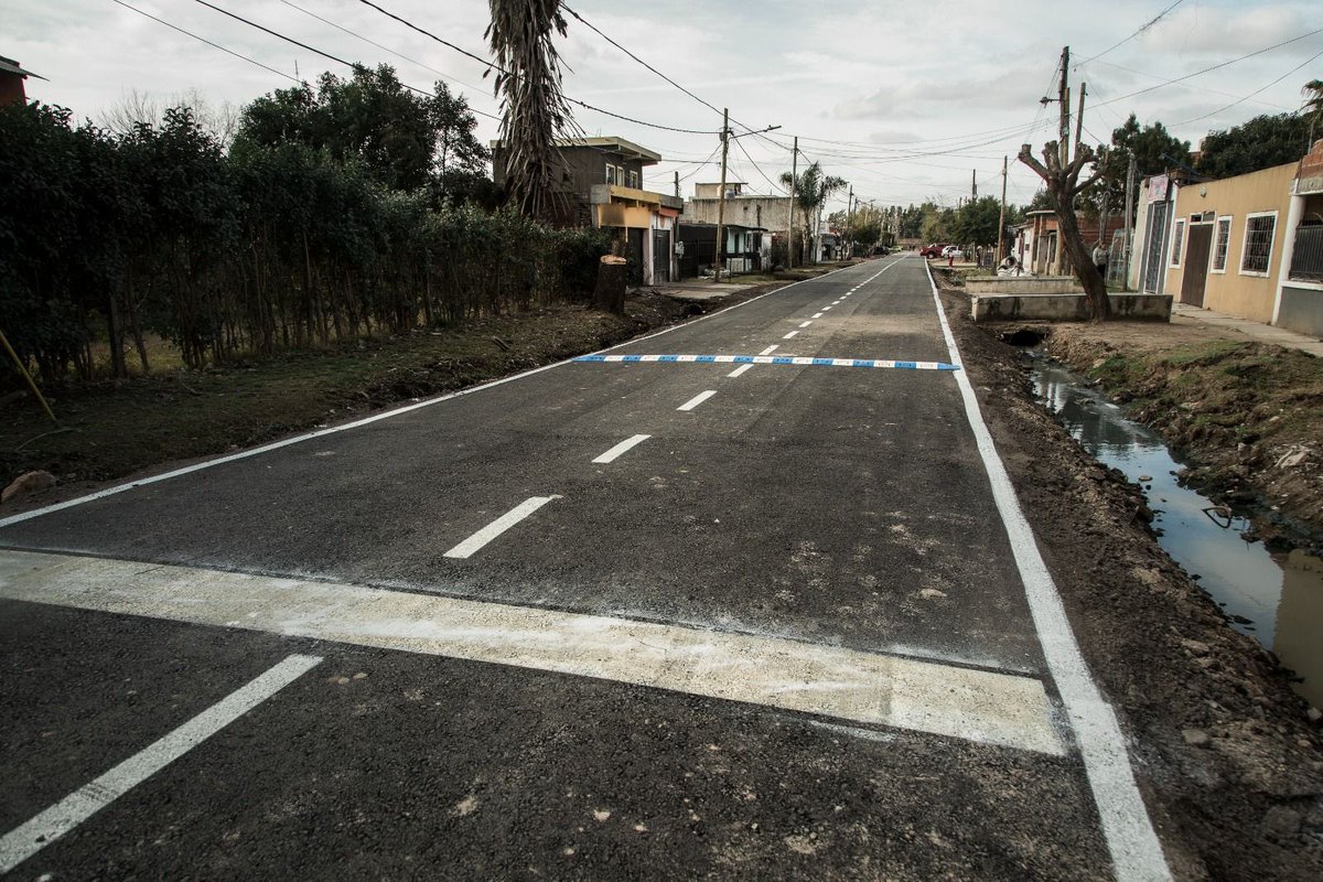 FedericoAchaval's tweet photo. Una obra más que nos permite seguir mejorando y transformando nuestros barrios 🙌🏻

Hoy recorrimos los nuevos asfaltos en el barrio Los Tilos.

#LaFuerzaQueTransforma https://t.co/L37qSZy4xK