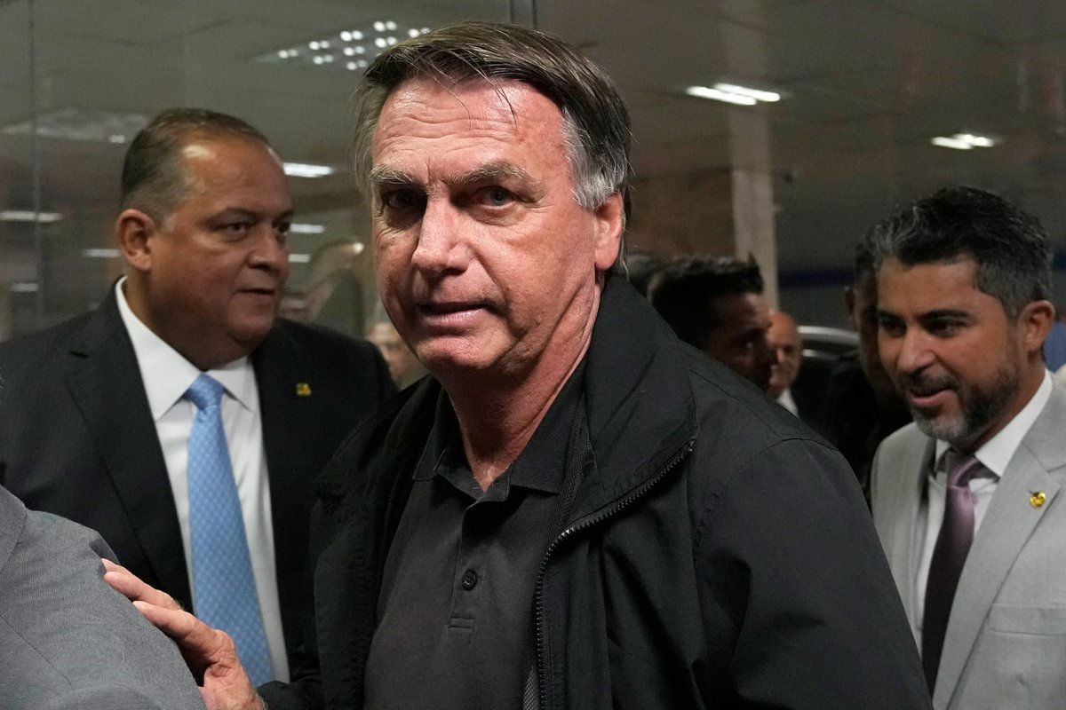 Zack_lope's tweet image. Jair Bolsonaro pode ser preso a qualquer momento!
O STF, mais especificamente Alexandre de Moraes, deu 24 horas pra defesa justificar suposta violação de medida cautelar. E o ponto aqui é técnico. A decisão que impôs silêncio político pro Bolsonaro deixou uma margem…