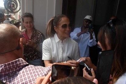 re_jlo's tweet image. 👑 Jennifer Lopez deixando o Hotel Plaza em Viareggio na Itália 🌟
#jlo #Jenniferlopez #lucca #UpAllNightTour