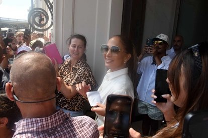 re_jlo's tweet image. 👑 Jennifer Lopez deixando o Hotel Plaza em Viareggio na Itália 🌟
#jlo #Jenniferlopez #lucca #UpAllNightTour