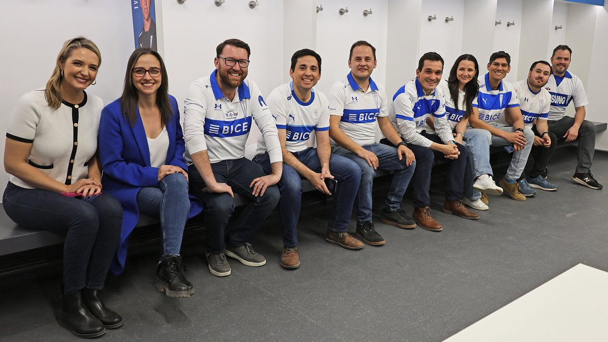 Cruzados's tweet photo. Por la tarde, recibimos a otro gran grupo de hinchas periodistas Cruzados: Patricia Venegas, Felipe Gallegos, Andrés Vial, Fabián Collado y Danny Linares de TVN; Andrea Arístegui, Soledad Agüero y Allison Gohler de Chilevisión, Danilo Villegas y Luis Ugalde de Mega.

¡Gracias por venir y apoyar a La Franja! 👏