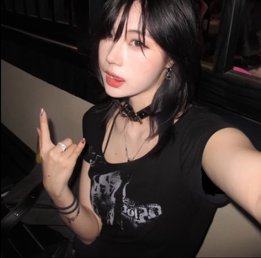 SufferForSyndey's tweet photo. Goth girls on top https://t.co/bGXM97evTX