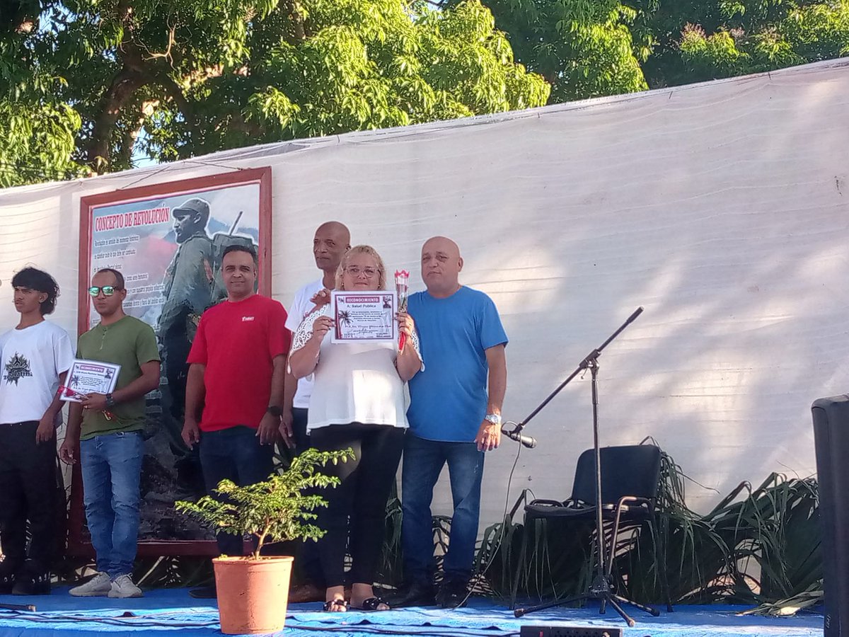 Durante el acto municipal por el Día de la Rebeldía Nacional en Alquízar reconocieron a varias instituciones por sus resultados en el ámbito social y  económico, dentro de ellas la Dirección Municipal de Salud Pública. Felicidades!!
#ArtemisaJuntosSomosMás 
#CubaPorLaVida