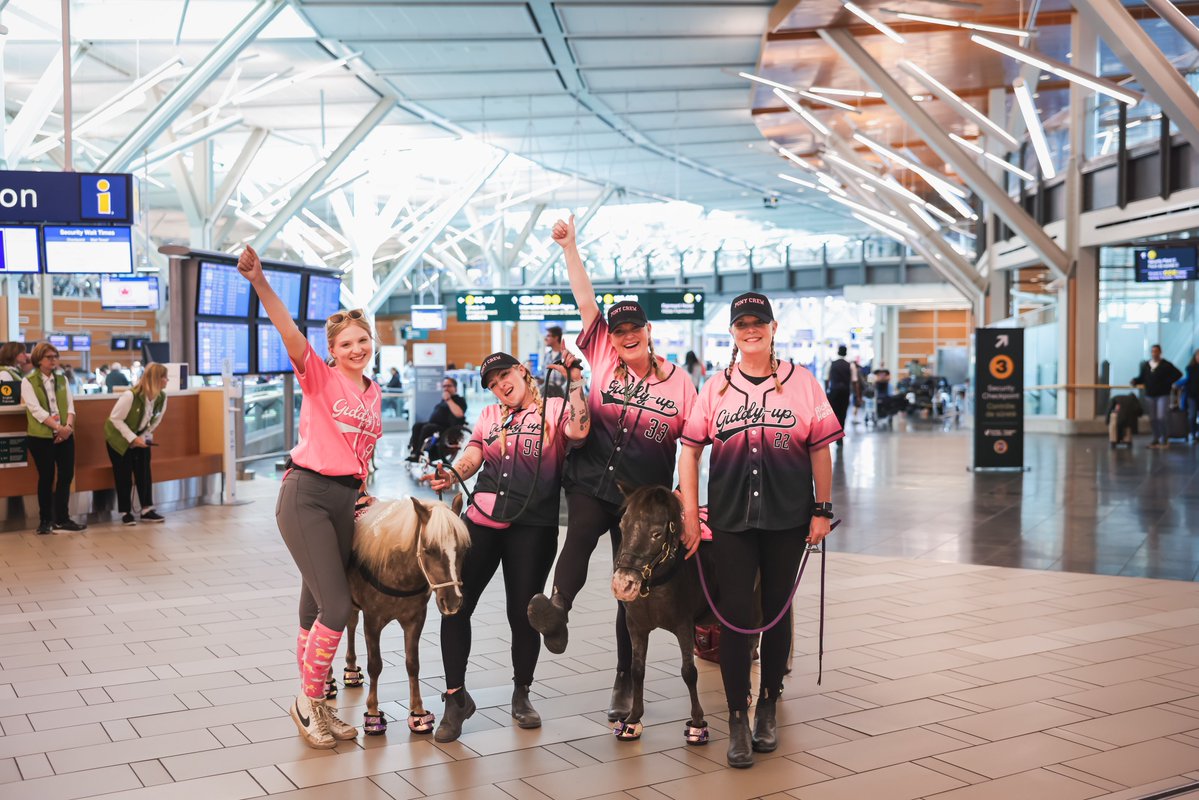 YVRaeroport's tweet image. 🐴✨ On a sorti les grands chevaux ! Magic et Tinkerbell ont trotté jusqu’à YVR aujourd’hui et ont volé la vedette. Ces poneys miniatures de zoothérapie font partie de notre initiative LASI (Less Airport Stress Initiative), qui vise à offrir des moments de calme, de réconfort et…