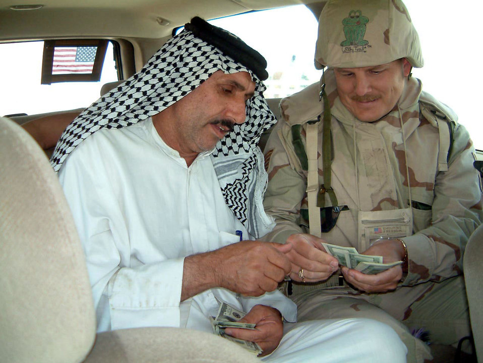Laila_020's tweet image. 🔻صورة لجد المدعو أبو عزرائيل، وهو يتلقى مكافئة من ضابط امريكي، و الأخرى لشقيق الجد داخل سيارة.
- هذه حقيقة من يدعون أنهم ضد الامريكي، ويطلقون شعارات "الموت لأمريكا"
#العراق #بغداد #سوريا #غزه_تموت_جوعاً