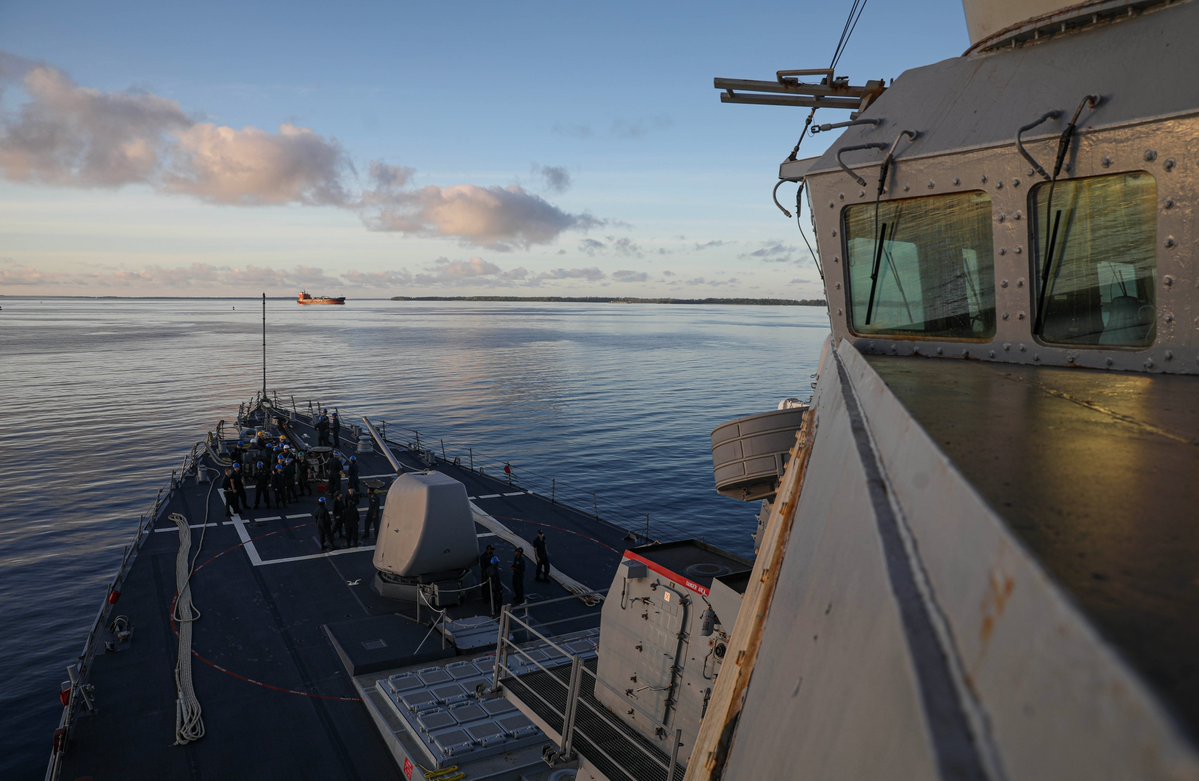 USPacificFleet's tweet image. 🚢 @SurfaceWarriors of USS Milius arriving! ⚓🇺🇸
@USNavy Sailors man the rails as the Arleigh Burke-class guided-missile destroyer USS Milius (DDG 69) arrives in Diego Garcia, July 21.
📍: Diego Garcia, British Indian Ocean Territory
📸: MC1 Greg Johnson