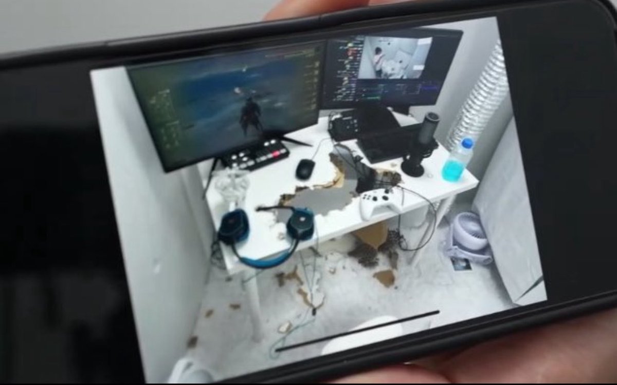 Awk20000's tweet image. Stable Ronaldo’s desk after dying 385 times in 26 hours during Elden Ring marathon