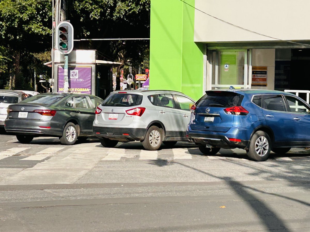 ivanmaya's tweet image. ⁦@SSC_CDMX⁩ ⁦@UCS_GCDMX⁩ ⁦@BJAlcaldia⁩ nuevamente su apoyo para sancionar y retirar vehículos en el paso peatonal de Walmart del valle, Coyoacán esq Xola. Gracias