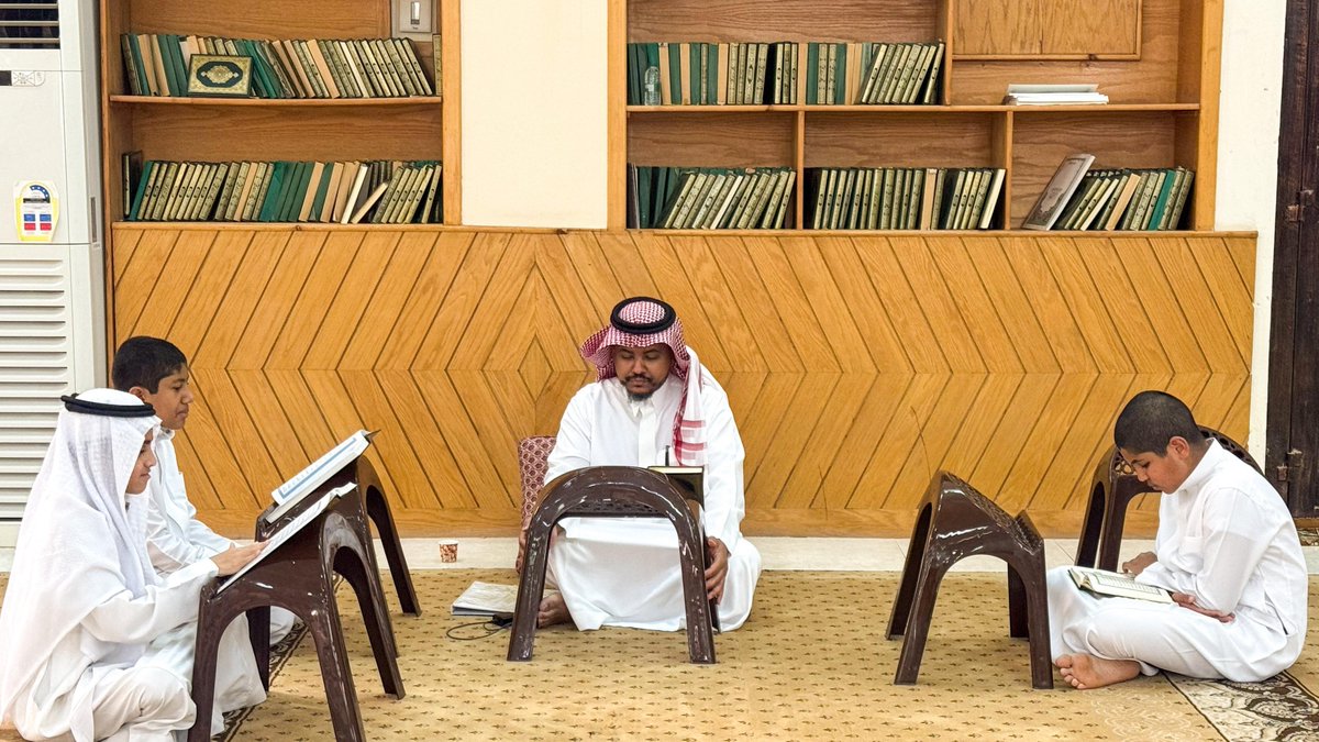 moqhawi1's tweet photo. مدير مكتب جمعية تحفيظ القرآن الكريم في المبرز الشيخ صالح بو عبيد يزور الحلقات الصيفية 22 بمجمع حلقات زيد بن حارثة -رضي الله عنه- بجامع المقهوي. https://t.co/IxV1AdIT1K