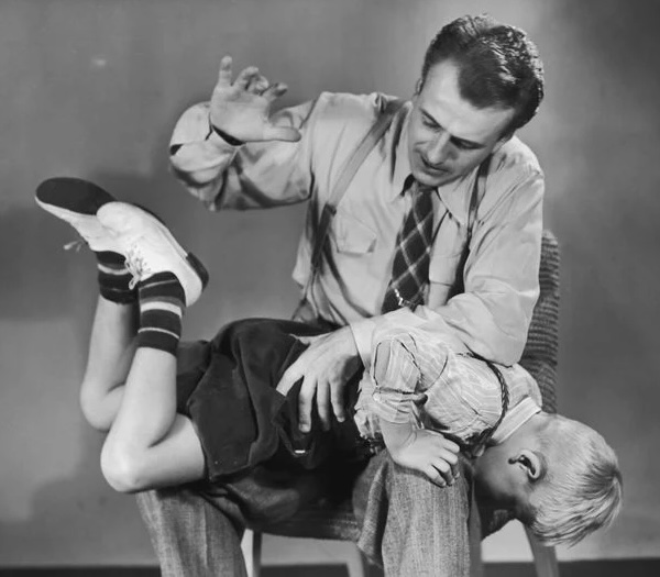 Miracles Weekly #477 – July 22, 2025

"JUST WHAT 'PAST' ARE THEY TALKING ABOUT" BY REV. TONY PONTICELLO

Dear Miracle Worker,

I grew up when it was popular to blame one's parents and childhood social environment for just about everything. Let's face it, everybody could have had