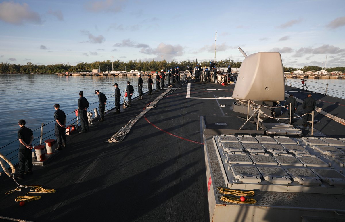 USPacificFleet's tweet image. 🚢 @SurfaceWarriors of USS Milius arriving! ⚓🇺🇸
@USNavy Sailors man the rails as the Arleigh Burke-class guided-missile destroyer USS Milius (DDG 69) arrives in Diego Garcia, July 21.
📍: Diego Garcia, British Indian Ocean Territory
📸: MC1 Greg Johnson