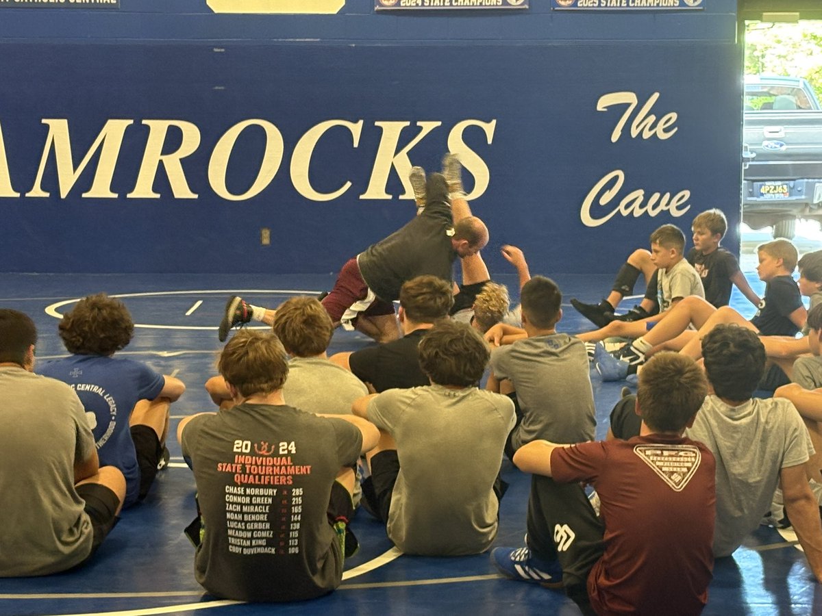 DCCWrestling's tweet photo. Day 2 of Coach Hancock’s 🔨 Camp‼️

Special thanks to Coach Heffernan for coming in today!!! ☘️🔵⚪️

#FireUpChips
@DCCShamrocks @DETROITCCAD @ShamrockNation_ @CMUWrestling https://t.co/wN6YzYvqf0