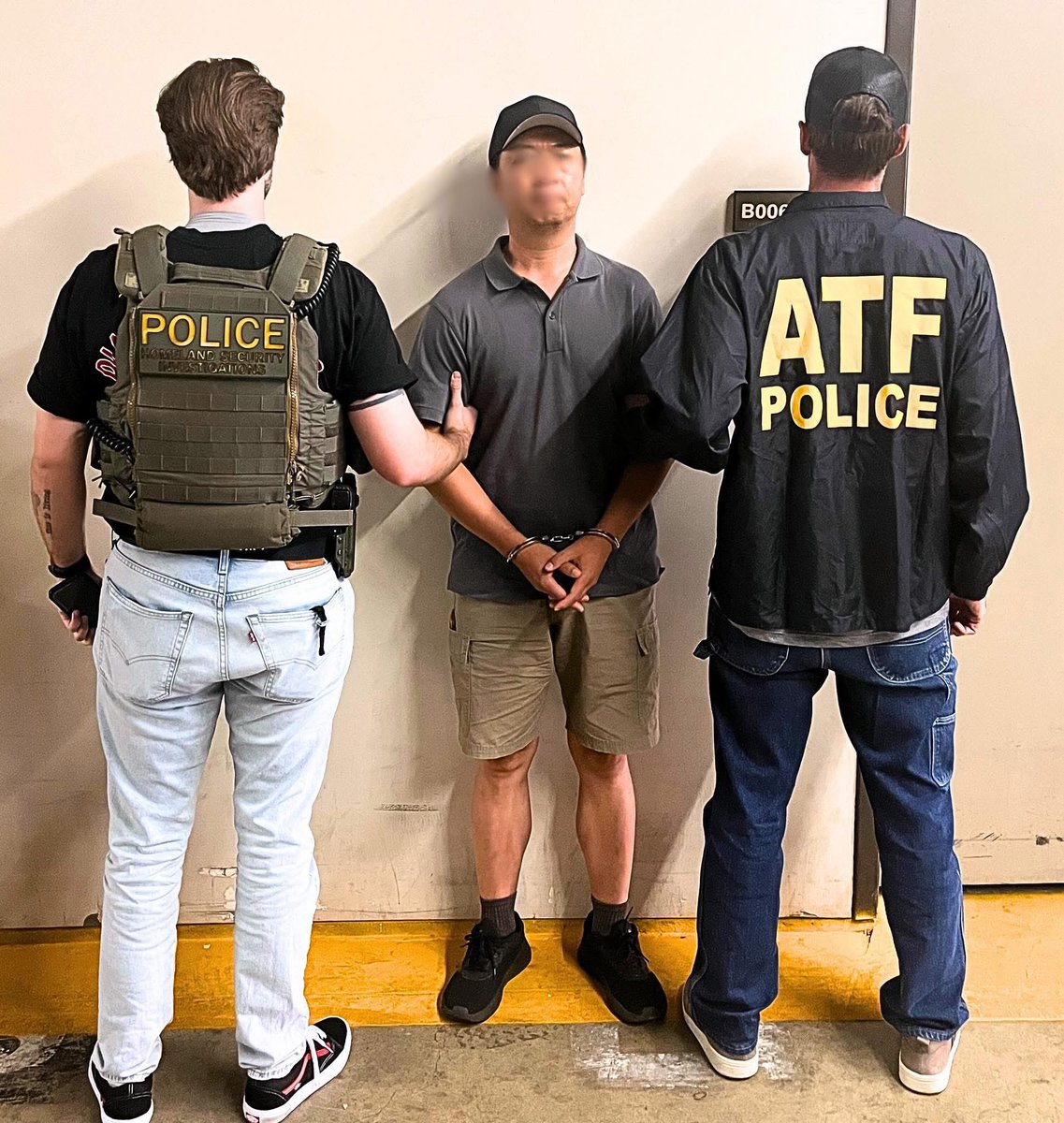 Byron_Wan's tweet image. 🇨🇳 Rong Yunhua came to the US from China on a tourist visa — it expired in February, but he didn’t leave. Instead, within three months, he was arrested for MURDER & MAYHEM!
ICE Los Angeles special agents got him off California streets with help from ATF.