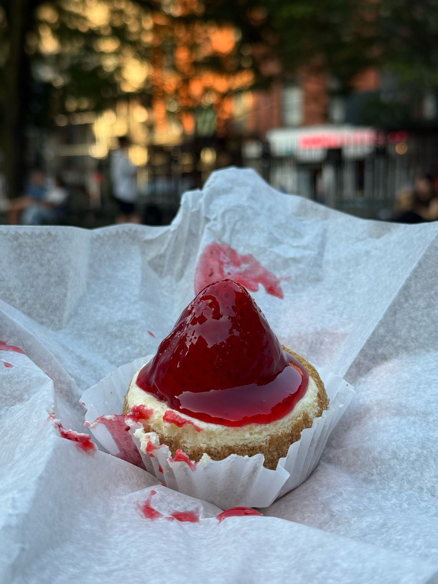 marcogomes's tweet image. eileen's, soho, o melhor cheesecake que conheço: leve, pequeno e suave.