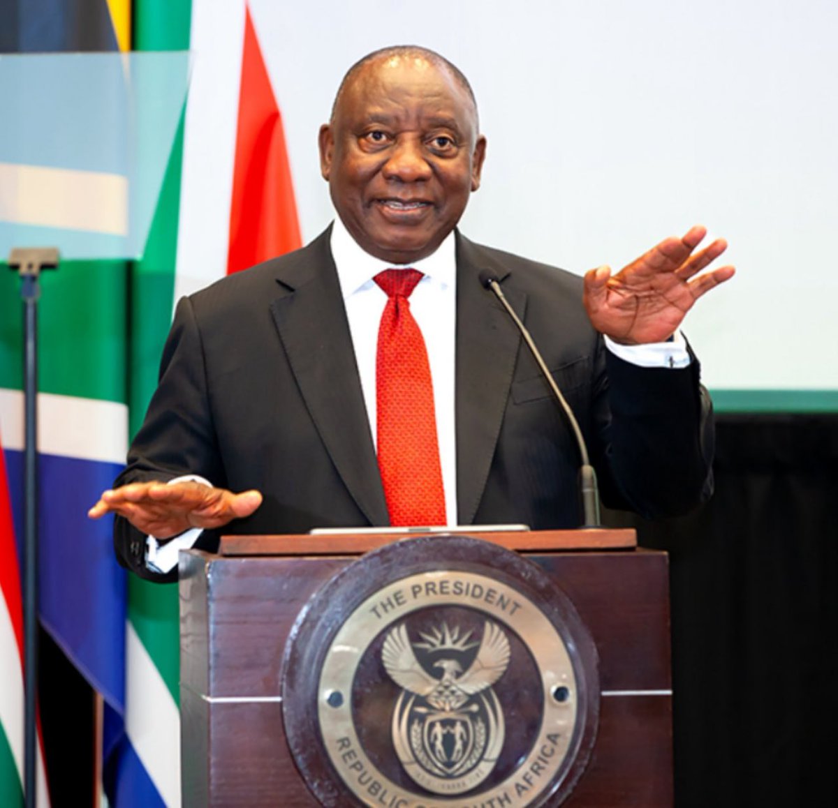 KashPatelNewsX's tweet image. Raise your hand if you support Trump exposing South Africa’s President in front of MILLIONS