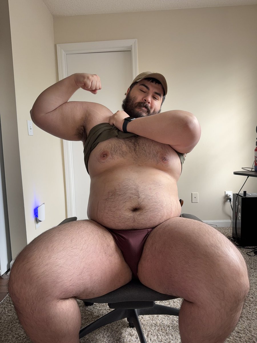 averagecub's tweet photo. Hop on my lap https://t.co/RHtuLwAQl6