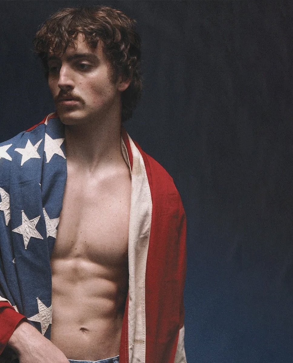 infobensonboone's tweet image. Há um mês, Benson Boone lançou seu segundo álbum “American Heart”.
O álbum alcançou a segunda posição na Billboard 200, vendeu quase 100.000 unidades e ganhou aproximadamente 150 MILHÕES de streams no mês seguinte!