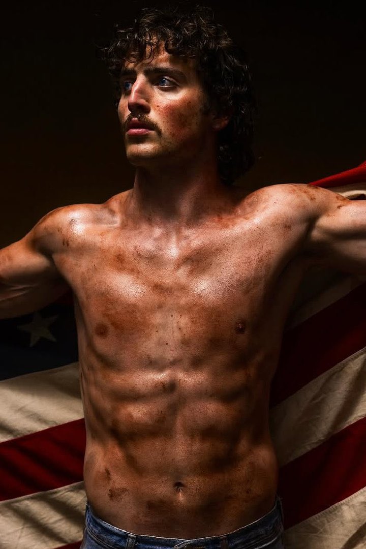 infobensonboone's tweet image. Há um mês, Benson Boone lançou seu segundo álbum “American Heart”.
O álbum alcançou a segunda posição na Billboard 200, vendeu quase 100.000 unidades e ganhou aproximadamente 150 MILHÕES de streams no mês seguinte!