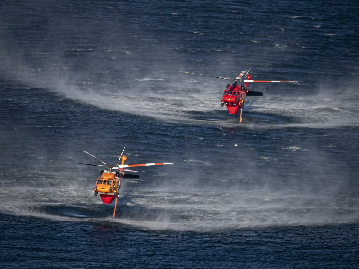 There are several types of aircraft helping right now on wildfires in the Northwest!
 
Scoopers, tankers and helicopters, for example, all support firefighters, offering the right tool for the job.

Photos: Raymond Perkins 🧵⤵️