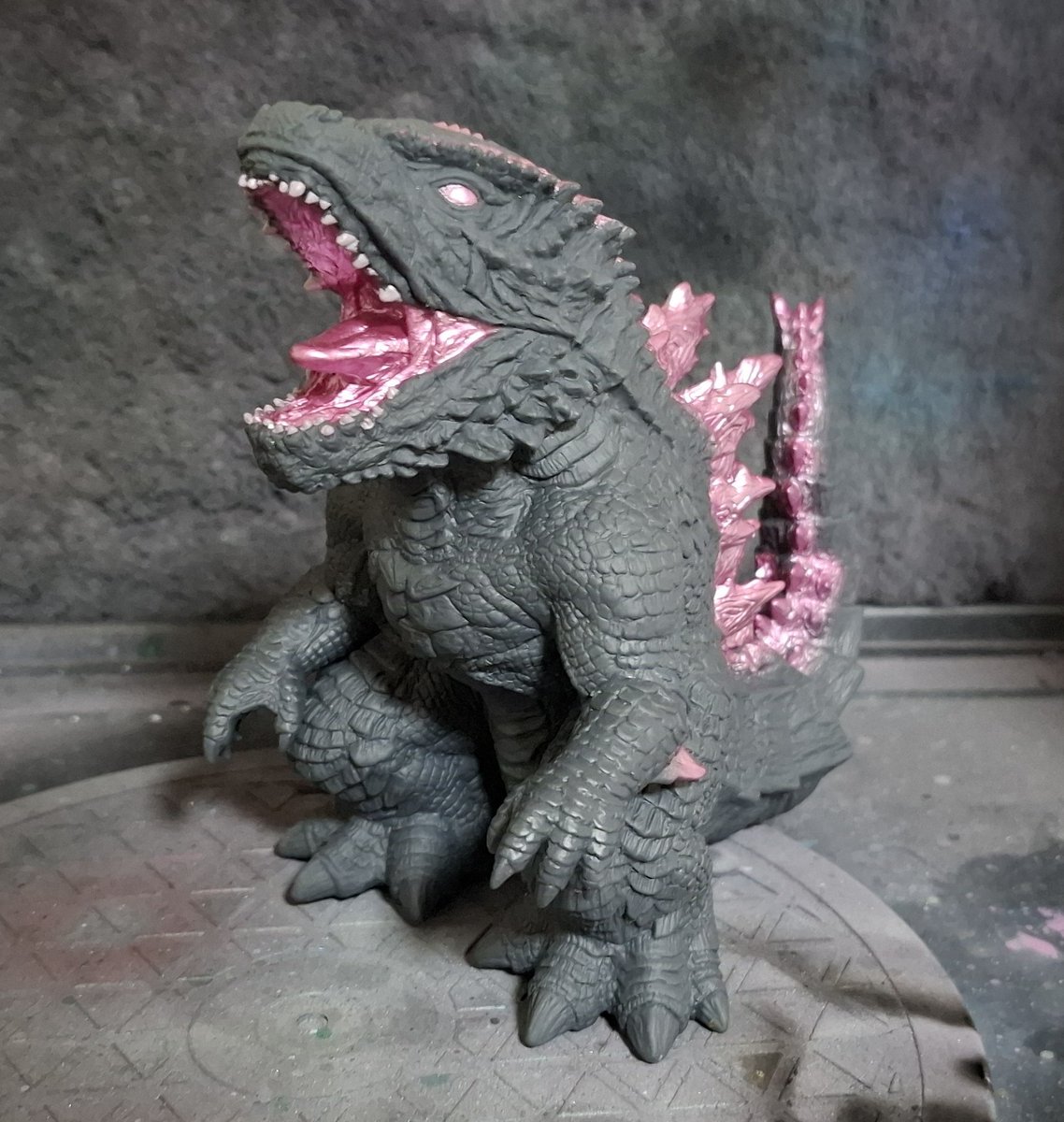 mlml_punch's tweet image. おはようございます·͜· ❤︎🌱✨
鎮座獣のゴジラを塗装しました。バーニングゴジラ⋆͛🦖⋆͛
beforeも一緒に
#ゴジラ #ソフビ
