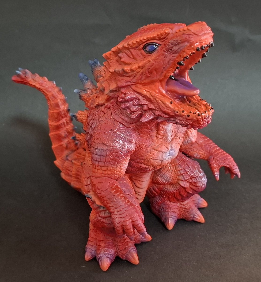 mlml_punch's tweet image. おはようございます·͜· ❤︎🌱✨
鎮座獣のゴジラを塗装しました。バーニングゴジラ⋆͛🦖⋆͛
beforeも一緒に
#ゴジラ #ソフビ