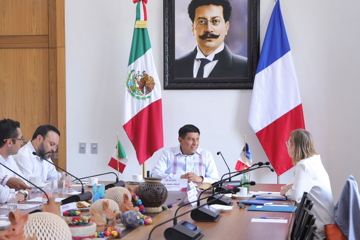Encabezados por el Gobernador <a href="/salomonj/">Salomón Jara Cruz</a>, mantuvimos una reunión con la Embajadora de Francia en México, Delphine Borione (<a href="/DBorione/">Delphine Borione</a>). Fue un gusto compartir acerca de la riqueza cultural de nuestro estado y los proyectos estratégicos que se están trabajando, reforzando los lazos