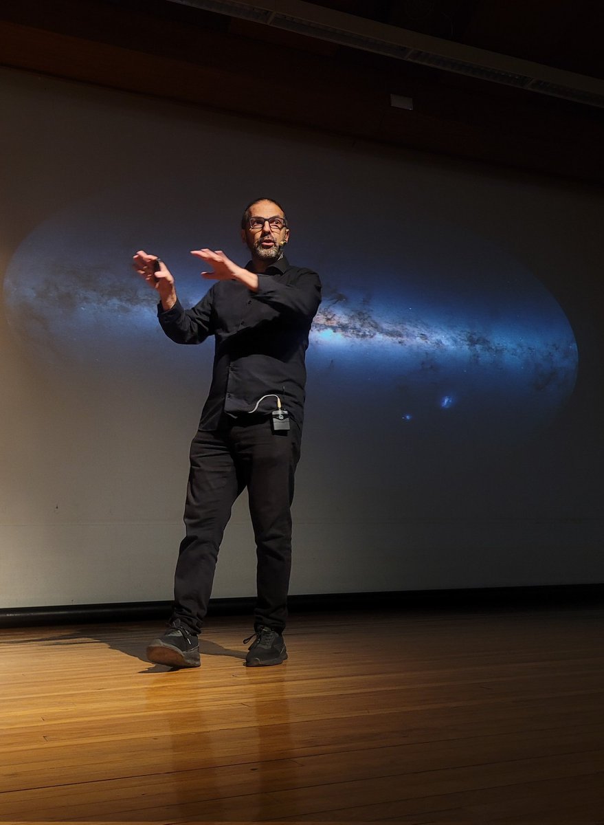 Fisica_UBA's tweet image. "El universo como palimsesto: huellas de lo invisible", la conferencia que @joseedelstein brindó en el marco de la Escuela Giambiagi 2025.
¡Gracias por venir, fuimos miles!