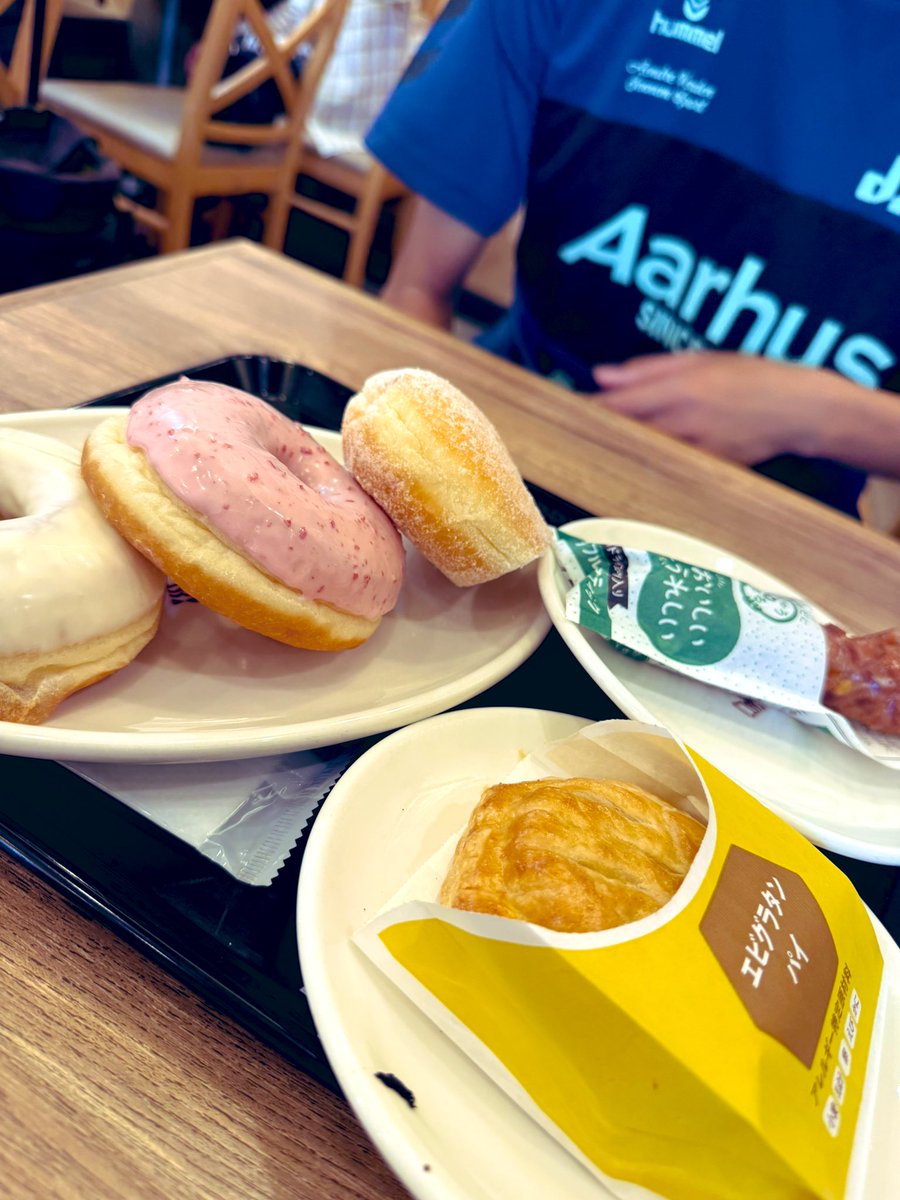 いつも通勤時に通るミスド。
涼しい店内で美味しそうにドーナツとコーヒーを楽しんでる姿を羨望の眼差しで見ていました。
今日は私がそちら側に。
みんなお仕事頑張って🥰
<a href="/misterdonut_jp/">ミスタードーナツ</a> 
#ミスド
#ミスタードーナツ
#今日はお休み
#土曜日の振替だけどね