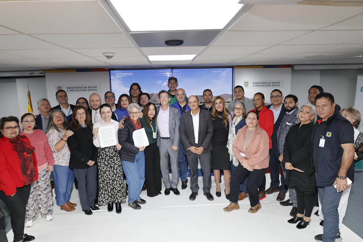 MinSaludCol's tweet image. 🤝 Hoy se firmó el Acuerdo Final de la Mesa de Negociación Sindical Unificada del Sector Salud 2025, un paso clave para dignificar el trabajo de quienes cuidan la vida en Colombia.
En presencia de los viceministros @urregofinseya y @Luis_AMartinezS, y con la participación de las…