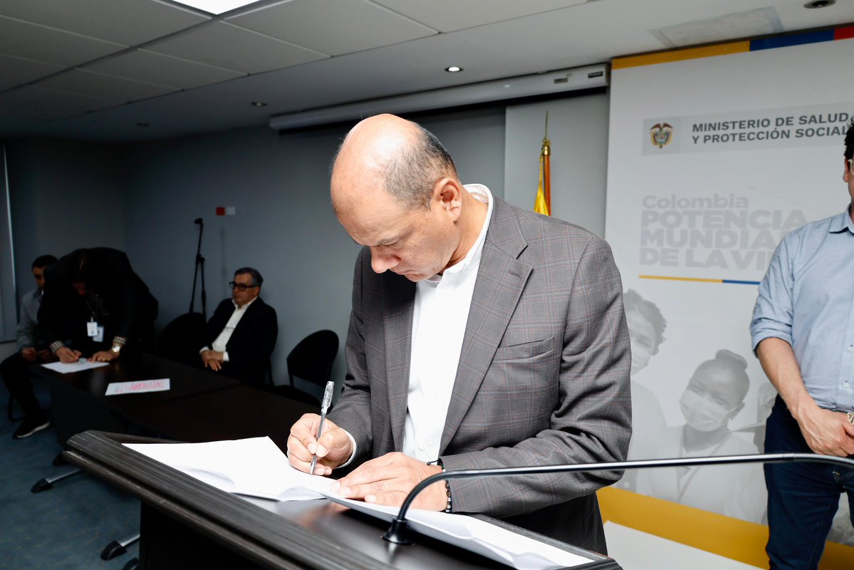 MinSaludCol's tweet image. 🤝 Hoy se firmó el Acuerdo Final de la Mesa de Negociación Sindical Unificada del Sector Salud 2025, un paso clave para dignificar el trabajo de quienes cuidan la vida en Colombia.
En presencia de los viceministros @urregofinseya y @Luis_AMartinezS, y con la participación de las…