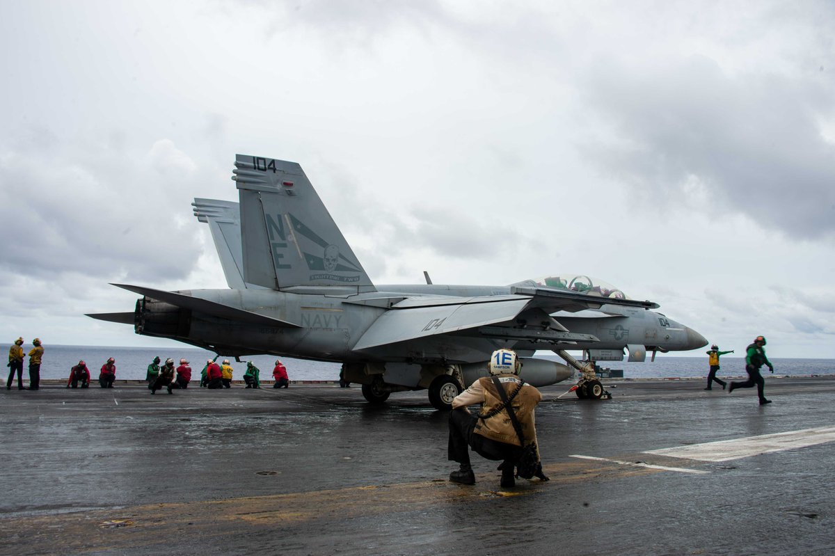 USPacificFleet's tweet image. ✈ #FlyNavy launch party on #TacticalTuesday ⚓🇺🇸
@USNavy F/A-18E/F Super Hornets launch from the flight deck of the aircraft carrier USS Carl Vinson (CVN 70), July 21, while underway conducting routine ops in #US7thFleet.
📍: Philippine Sea
📸: MCSN Pablo Chavez
