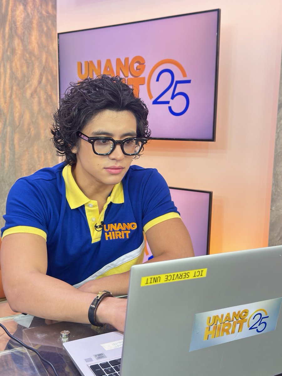 UnangHirit's tweet image. Nasa Unang Hirit Online Help Desk sina Shuvee Etrata at Kelvin Miranda.
Tuloy-tuloy lang ang pagtanggap namin ng comments sa mga nangangailangan ng tulong at sa mga naapektuhan ng ulan at matinding baha sa UH Online Help Desk. #UnangHirit
