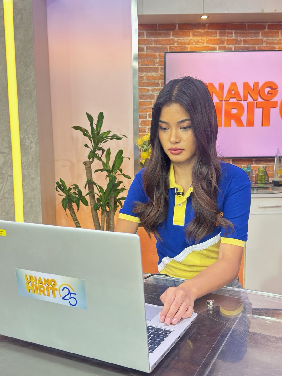 UnangHirit's tweet image. Nasa Unang Hirit Online Help Desk sina Shuvee Etrata at Kelvin Miranda.
Tuloy-tuloy lang ang pagtanggap namin ng comments sa mga nangangailangan ng tulong at sa mga naapektuhan ng ulan at matinding baha sa UH Online Help Desk. #UnangHirit