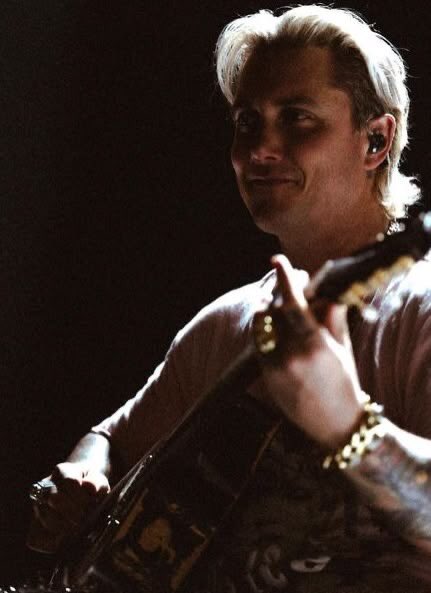 synenthusiast's tweet image. drug abstinence? No, synyster gates abstinence.