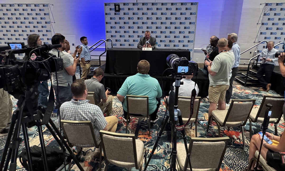 JWerner247's tweet image. #illini Bret Bielema individual podium sessions drawing a crowd