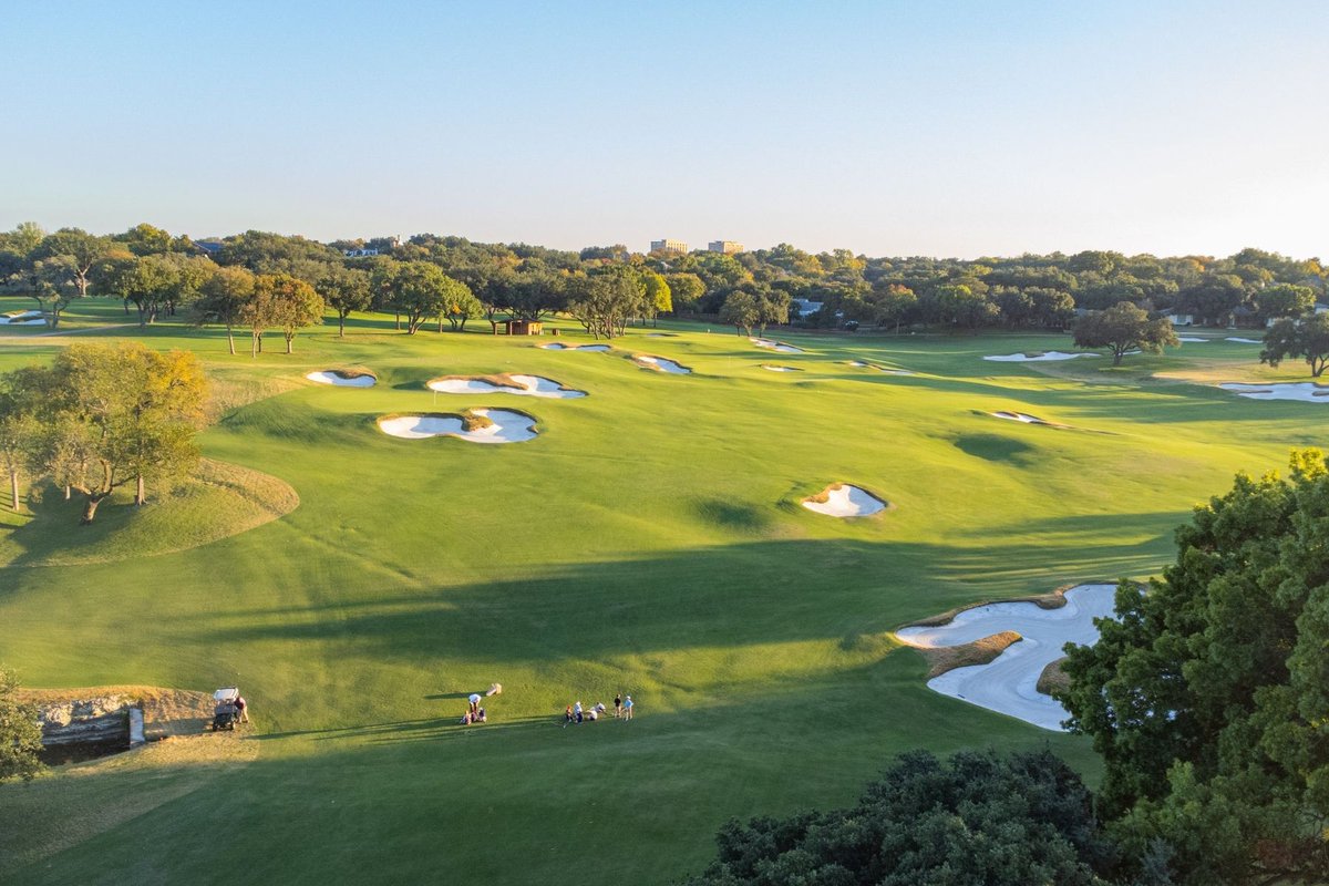 OCMGolf's tweet image. Our first US project was rebuilding ‘Little Nine’ at @ShadyOaksGolf with proper greens & bunkers, expansive short grass areas & fun mix of par 3s & 4s. Famously this space was where Hogan spent hours hitting balls & after starting his club company, trying driver and iron ideas.