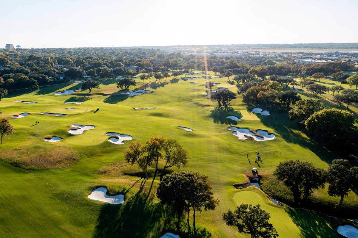 OCMGolf's tweet image. Our first US project was rebuilding ‘Little Nine’ at @ShadyOaksGolf with proper greens & bunkers, expansive short grass areas & fun mix of par 3s & 4s. Famously this space was where Hogan spent hours hitting balls & after starting his club company, trying driver and iron ideas.