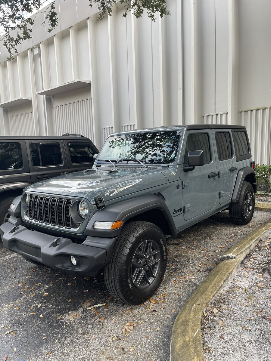 STEFisDOPE's tweet image. Since Smoke got totaled, I’m wondering if @Jeep will throw me a 2025 Rubicon off the aura alone.
I miss her so much. 😔