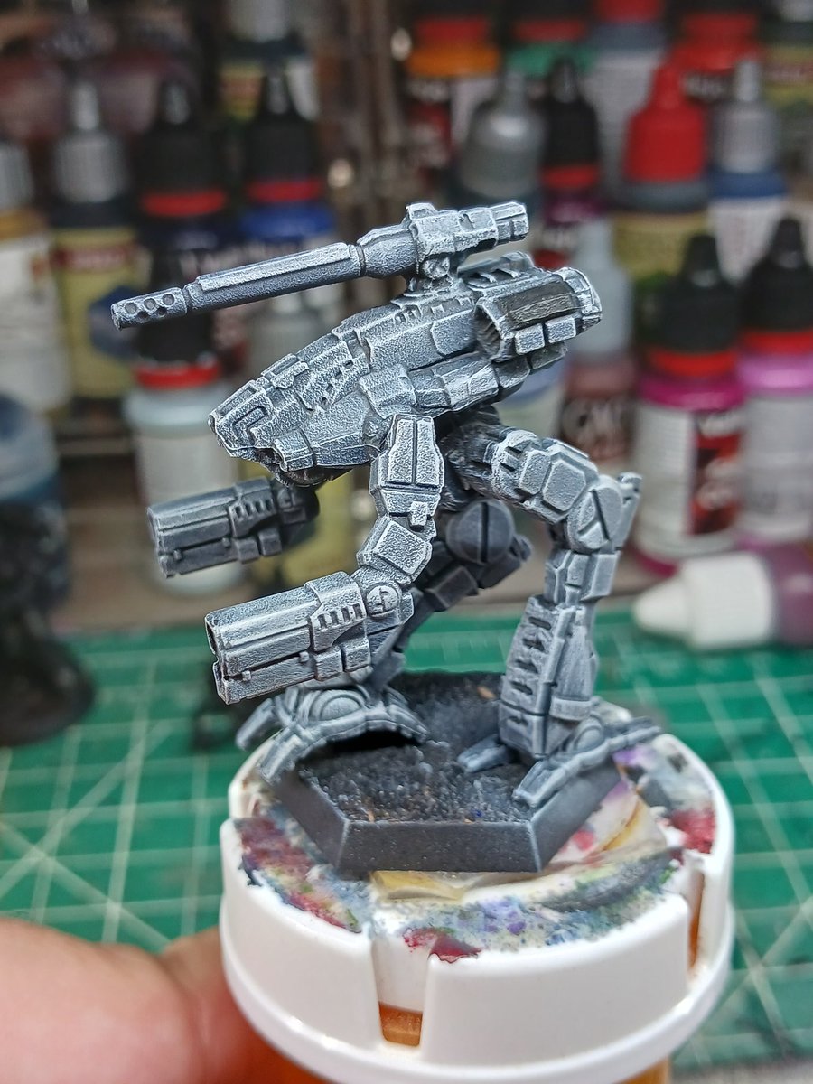 TheHappyHereti1's tweet image. Spent some time today working on an ashy gray scheme for the 2nd Genyosha (or 1st Genyosha, or GDL, or &lt;insert gray unit here&gt;). Started sponging a dark gray on black primer, then did a heavy dry brush of successively lighter hues. Thinned down some Gravelord Gray with a lot of…