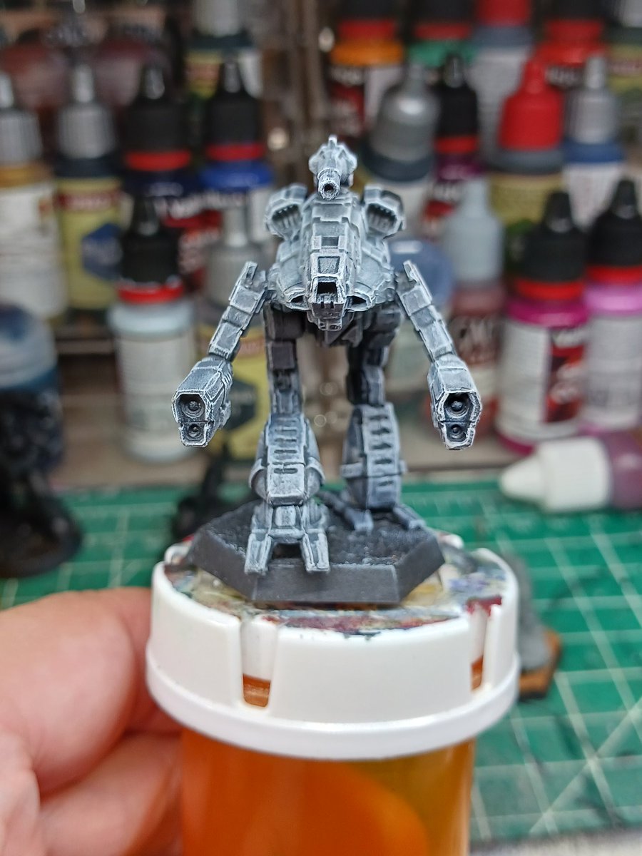 TheHappyHereti1's tweet image. Spent some time today working on an ashy gray scheme for the 2nd Genyosha (or 1st Genyosha, or GDL, or &lt;insert gray unit here&gt;). Started sponging a dark gray on black primer, then did a heavy dry brush of successively lighter hues. Thinned down some Gravelord Gray with a lot of…